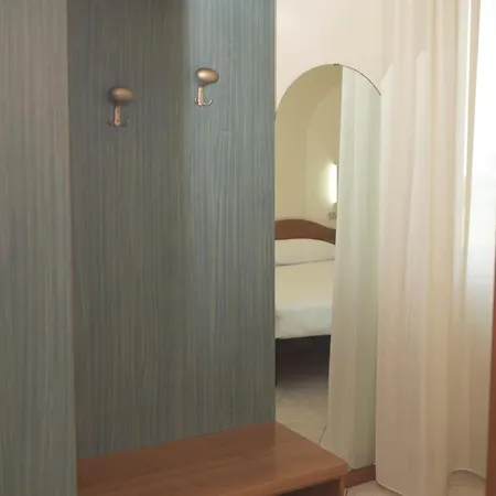 Aurora קסטנאזו